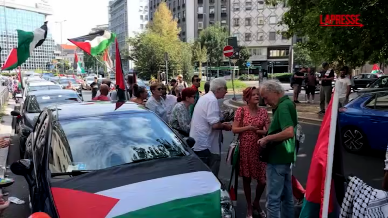Carovana di auto a Milano in sostegno di Gaza
