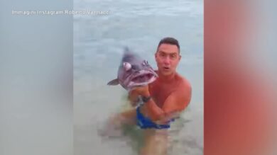 Vannacci con un pesce in mano: "Ecco la faccia della sinistra alle prossime elezioni"