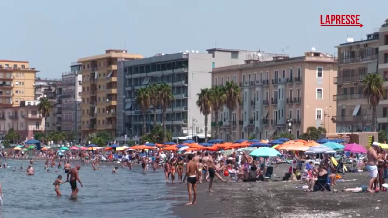 caro ombrellone il sindaco di castellammare 50mila mq di spiaggia libera il mare 232 un diritto
