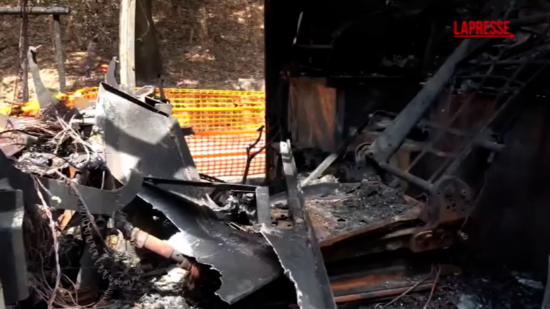 Roma, pullman turistico distrutto dalle fiamme a Villa Borghese