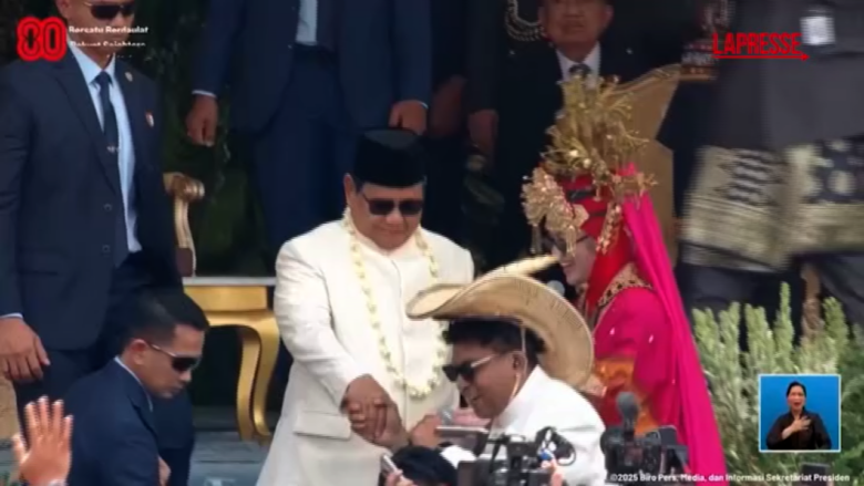 Indonesia, il presidente Prabowo Subianto balla con la folla per la festa dell'Indipendenza