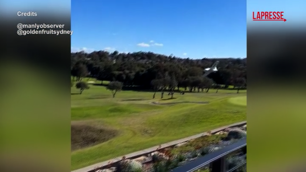 australia aereo compie un atterraggio di emergenza sul campo di un golf club le incredibili immagini
