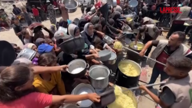 Gaza, la ressa alla mensa dei poveri per un piatto di riso
