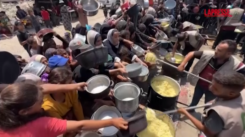 Gaza, la ressa alla mensa dei poveri per un piatto di riso