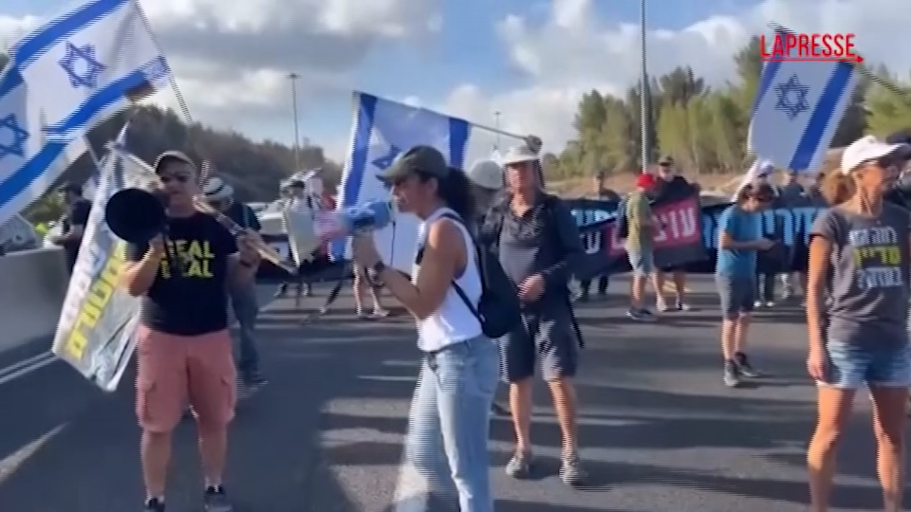 israele sciopero per chiedere il rilascio degli ostaggi manifestazioni e strade bloccate