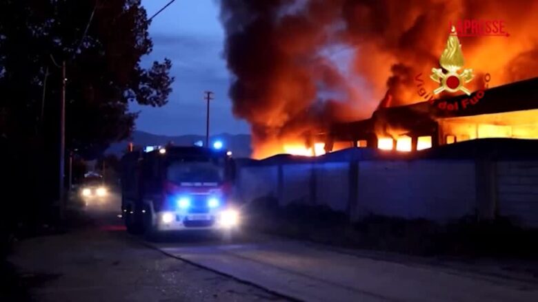 Caserta, a fuoco azienda di stoccaggio rifiuti a Teano