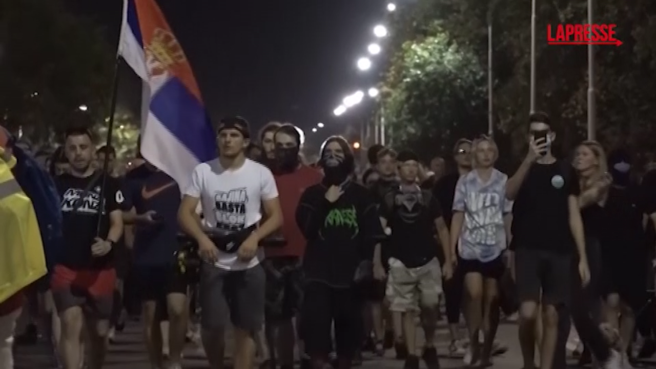 serbia ancora proteste contro vucic scontri con la polizia a belgrado