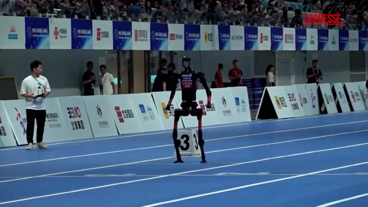 Robot si sfidano ad atletica e calcetto, show al World Humanoid Games Robot si sfidano ad atletica e calcetto, show al World Humanoid Games