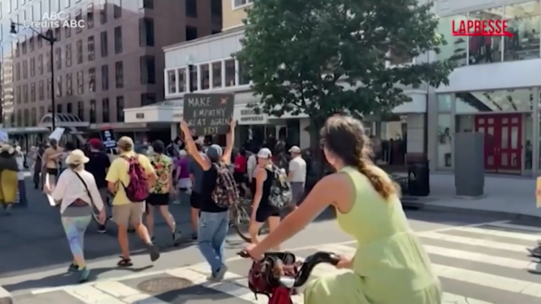 Washington, marcia di protesta contro il dispiegamento di forze dell’ordine voluto da Trump