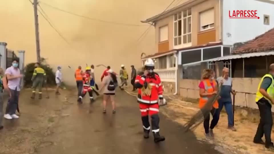 spagna incendio minaccia villaggio gli abitanti disperati aiutano i vigili del fuoco