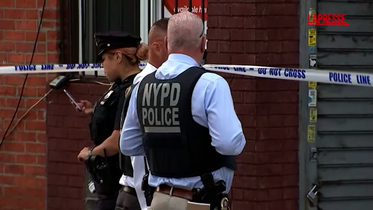 new york morti e feriti per una sparatoria in un locale di brooklyn il video della polizia