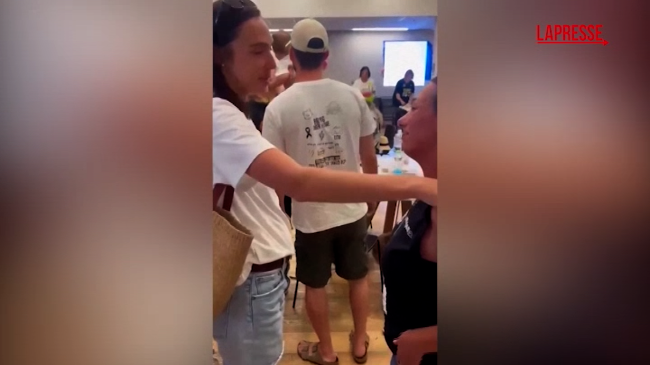 l attrice gal gadot incontra i familiari degli ostaggi israeliani