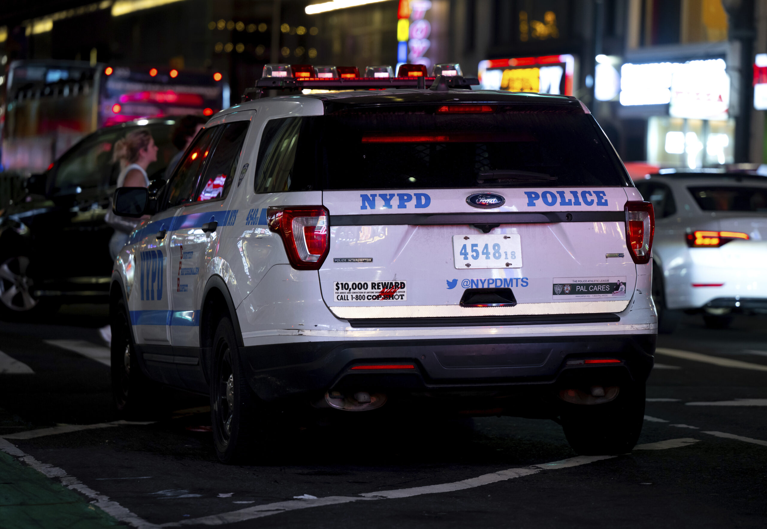 New York, sparatoria in un locale: 3 morti e 8 feriti New York, sparatoria in un locale: 3 morti e 8 feriti