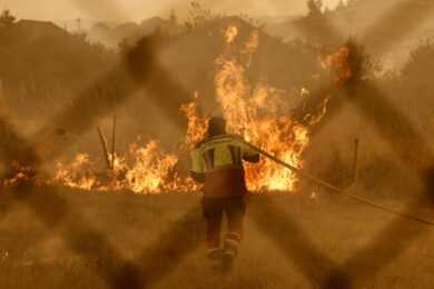 Incendi in Spagna, morto un vigile del fuoco. Allarme in Galizia