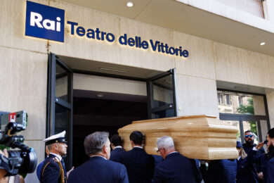 L’arrivo del feretro di Pippo Baudo nella camera ardente allestita al Teatro delle Vittorie di Roma (Foto Roberto Monaldo / LaPresse)