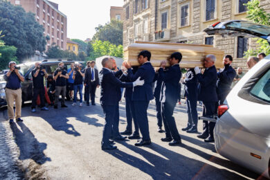 L’arrivo del feretro di Pippo Baudo nella camera ardente allestita al Teatro delle Vittorie di Roma (Foto Roberto Monaldo / LaPresse)
