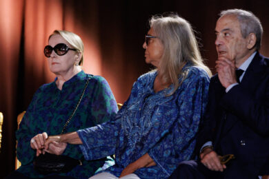 Katia Ricciarelli, Mara Venier e Giorgio Assumma rendono omaggio a Pippo Baudo nella camera ardente allestita al Teatro delle Vittorie di Roma (foto LaPresse/Roberto Monaldo)