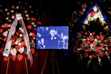 La camera ardente di Pippo Baudo allestita al Teatro delle Vittorie di Roma (foto LaPresse/Roberto Monaldo)