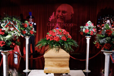 La camera ardente di Pippo Baudo allestita al Teatro delle Vittorie di Roma (foto LaPresse/Roberto Monaldo)