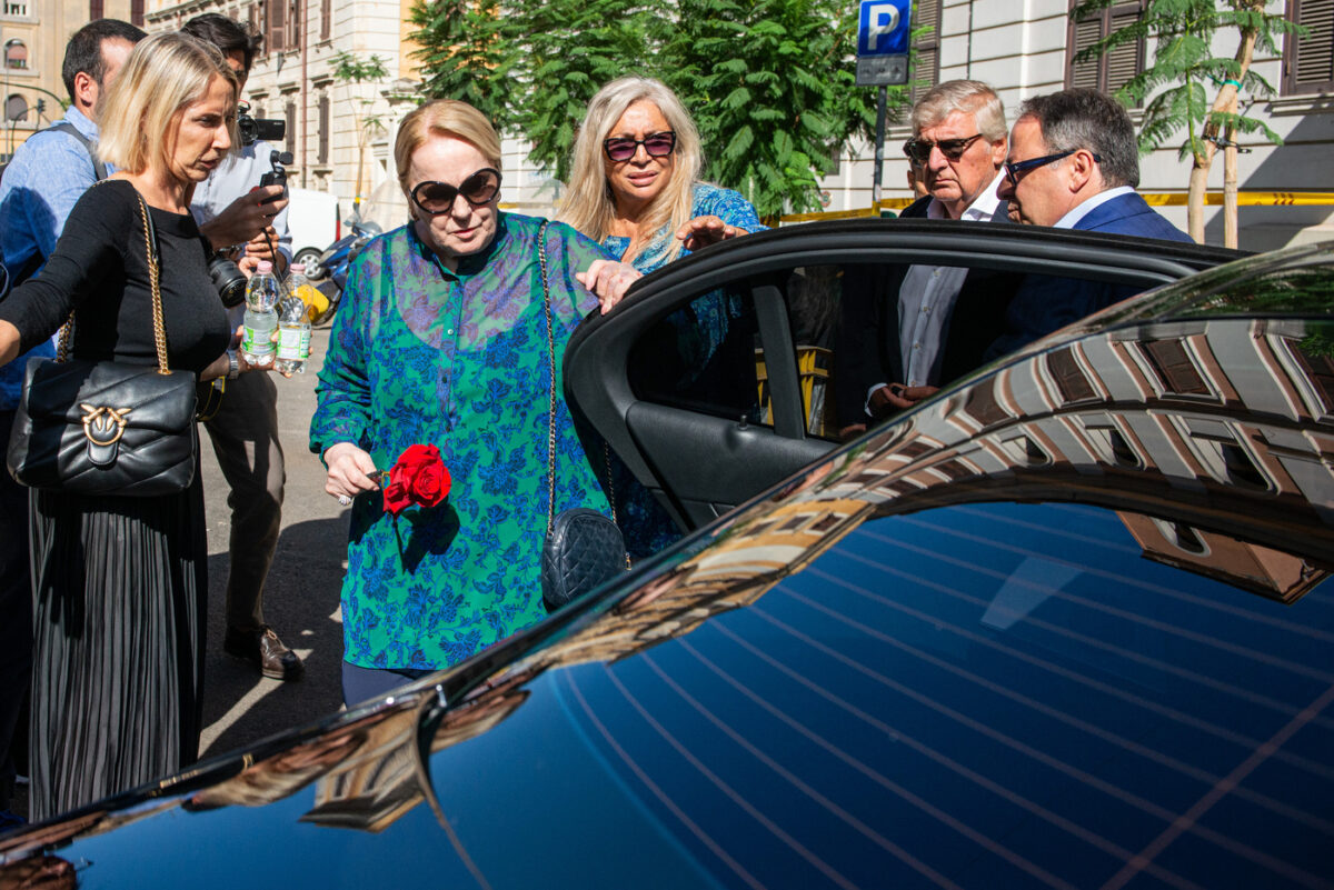 Galleria foto 'Pippo Baudo, i vip alla camera ardente: Fiorello, Lino Banfi, Mara Venier – Le foto' - foto 3