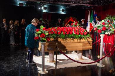 Katia Ricciarelli rende omaggio al feretro di Pippo Baudo nella camera ardente del presentatore al Teatro delle Vittorie di Roma (foto LaPresse/Roberto Monaldo)