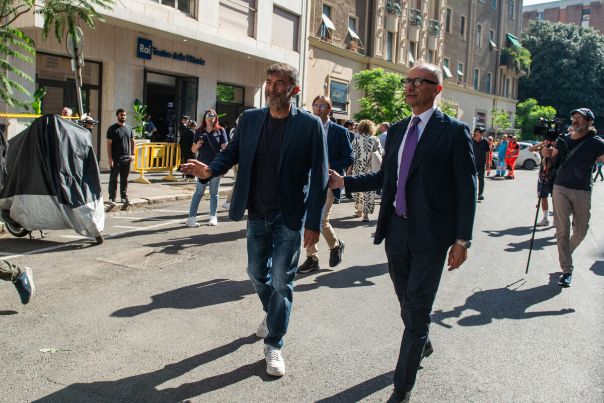 Galleria foto 'Pippo Baudo, i vip alla camera ardente: Fiorello, Lino Banfi, Mara Venier – Le foto' - foto 6