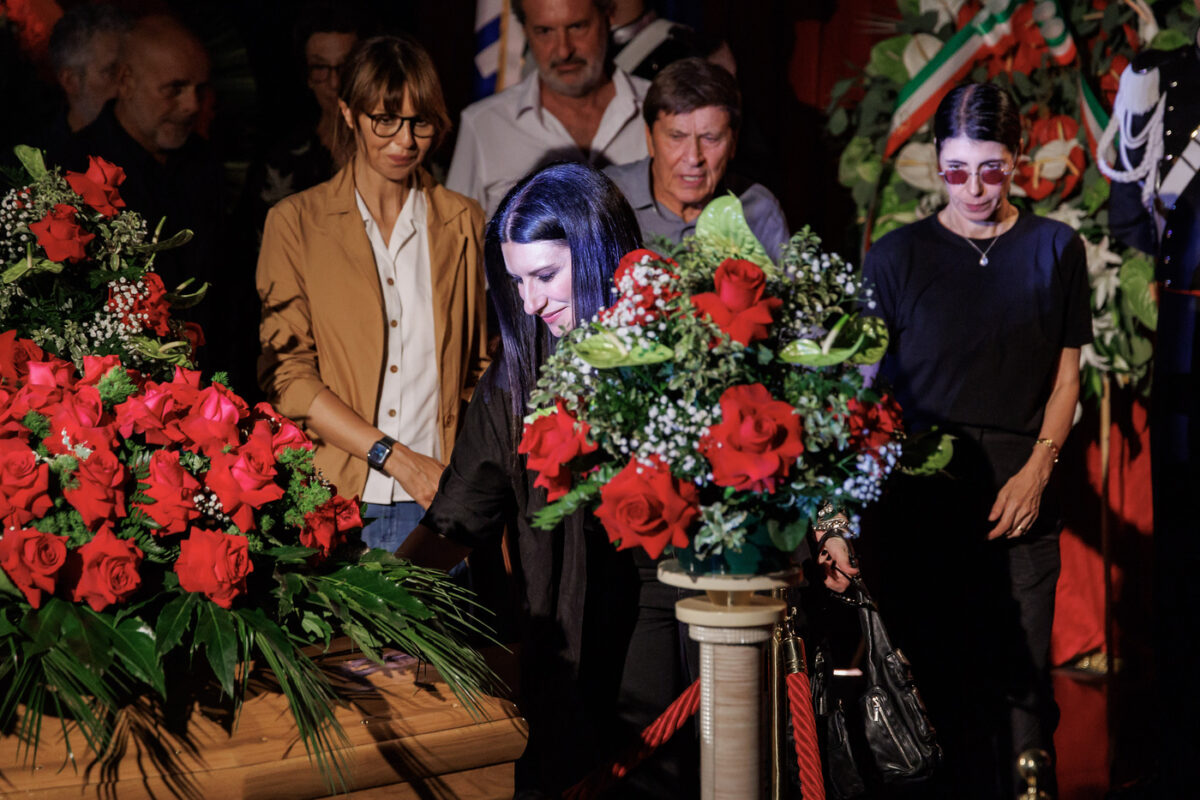 Galleria foto 'Pippo Baudo, i vip alla camera ardente: Fiorello, Lino Banfi, Mara Venier – Le foto' - foto 18