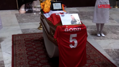 Dj Godzi, il padre ai funerali a Napoli: “Fiducia nella magistratura italiana e in quella spagnola”