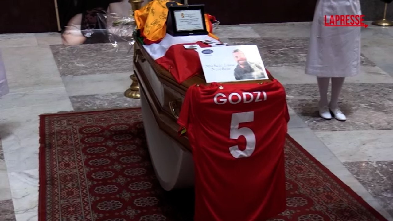 dj godzi il padre ai funerali a napoli fiducia nella magistratura italiana e in quella spagnola
