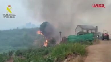 Spagna, la lotta dei vigili del fuoco contro gli incendi in Estremadura