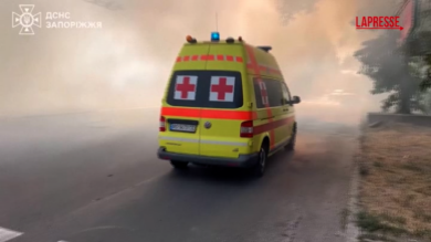 Ucraina, attacco russo a Zaporizhzhia: i vigili del fuoco sui luoghi colpiti