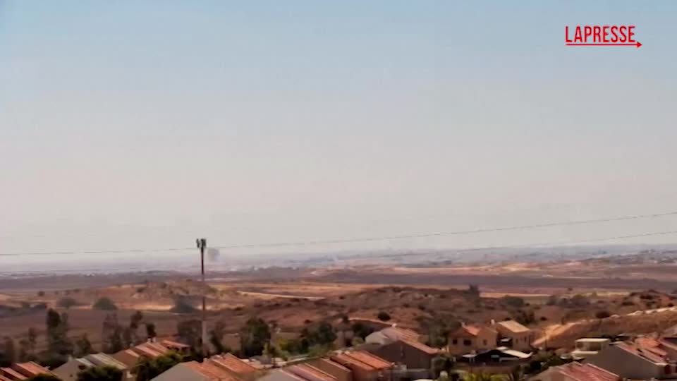 Gaza, nuovo raid israeliano: colonne di fumo sulla Striscia