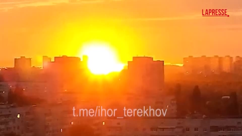ucraina attacco russo a kharkiv le esplosioni riprese dalle telecamere