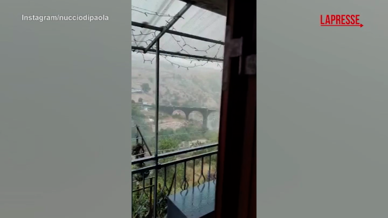Sul Ponte San Giuliano a Randazzo cede il parapetto: il video