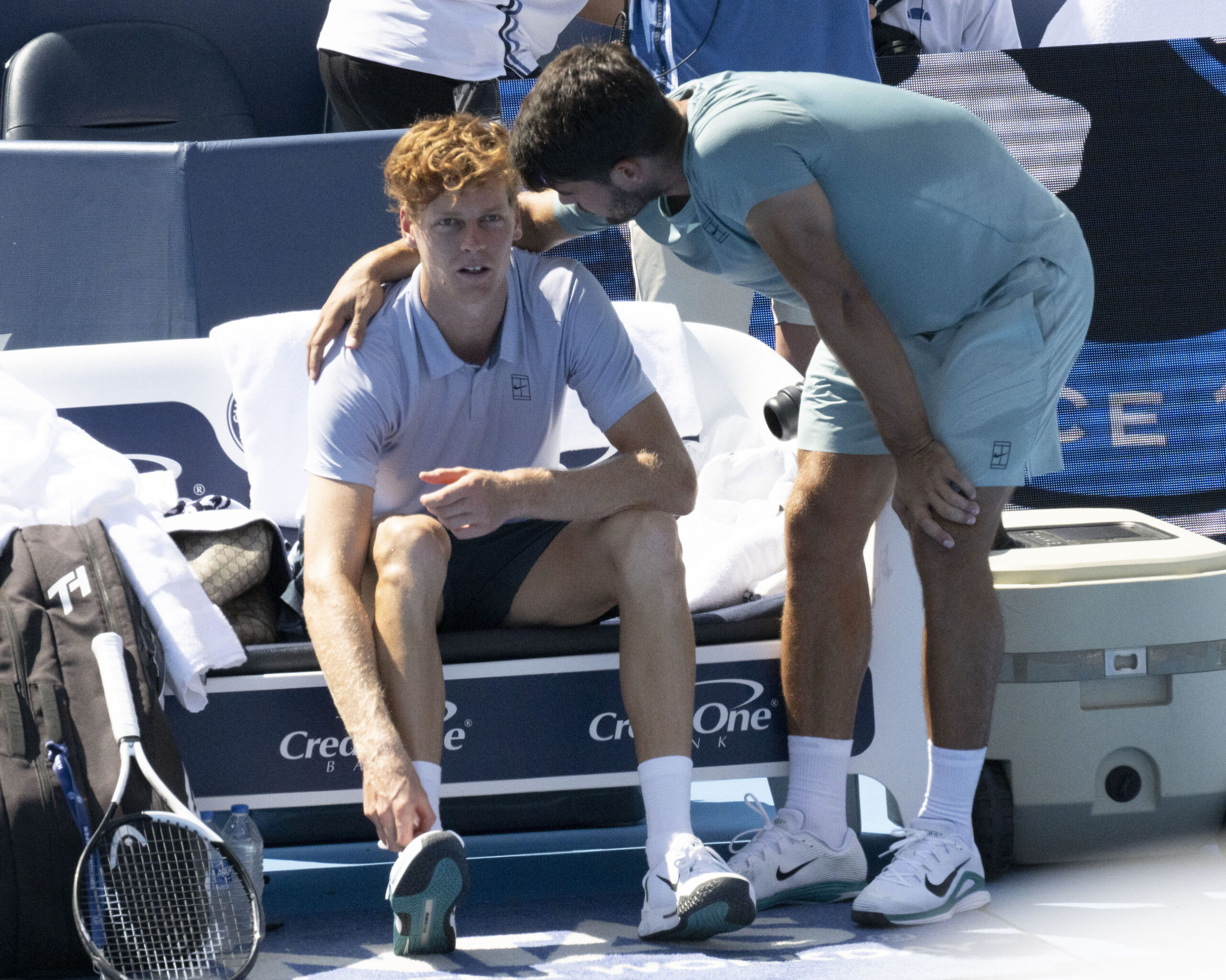 Atp Cincinnati, Sinner si ritira dalla finale per un problema fisico. Alcaraz: “Sorry, Jannik”