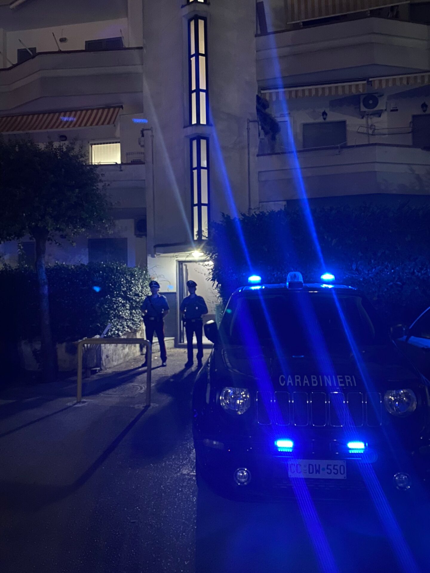 Napoli, accoltellato e ucciso in casa un ispettore di polizia Napoli, accoltellato e ucciso in casa un ispettore di polizia