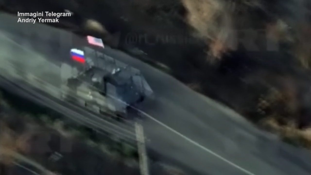 ucraina kiev denuncia carro armato mosca con bandiere russa e usa