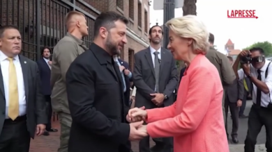 Ucraina, Zelensky accoglie i leader europei nell'ambasciata di Kiev a Washington: le immagini