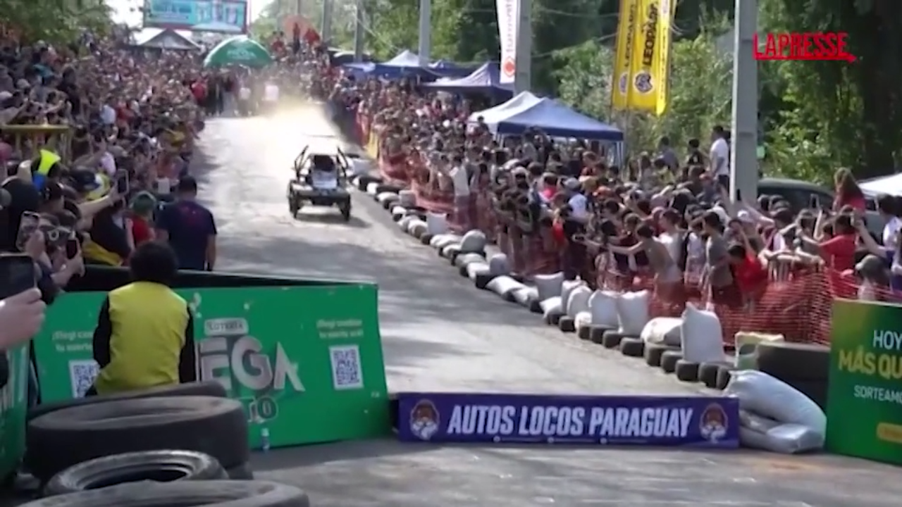 Paraguay, Wacky Races a San Bernardino: auto senza motore si sfidano ad alta velocità Paraguay, Wacky Races a San Bernardino: auto senza motore si sfidano ad alta velocità