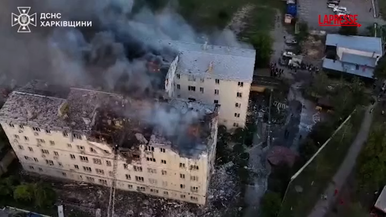 ucraina attacco russo a kharkiv i soccorsi nel palazzo sventrato