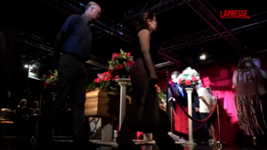 Pippo Baudo, dentro la camera ardente: al Teatro delle Vittorie tra video e foto storici