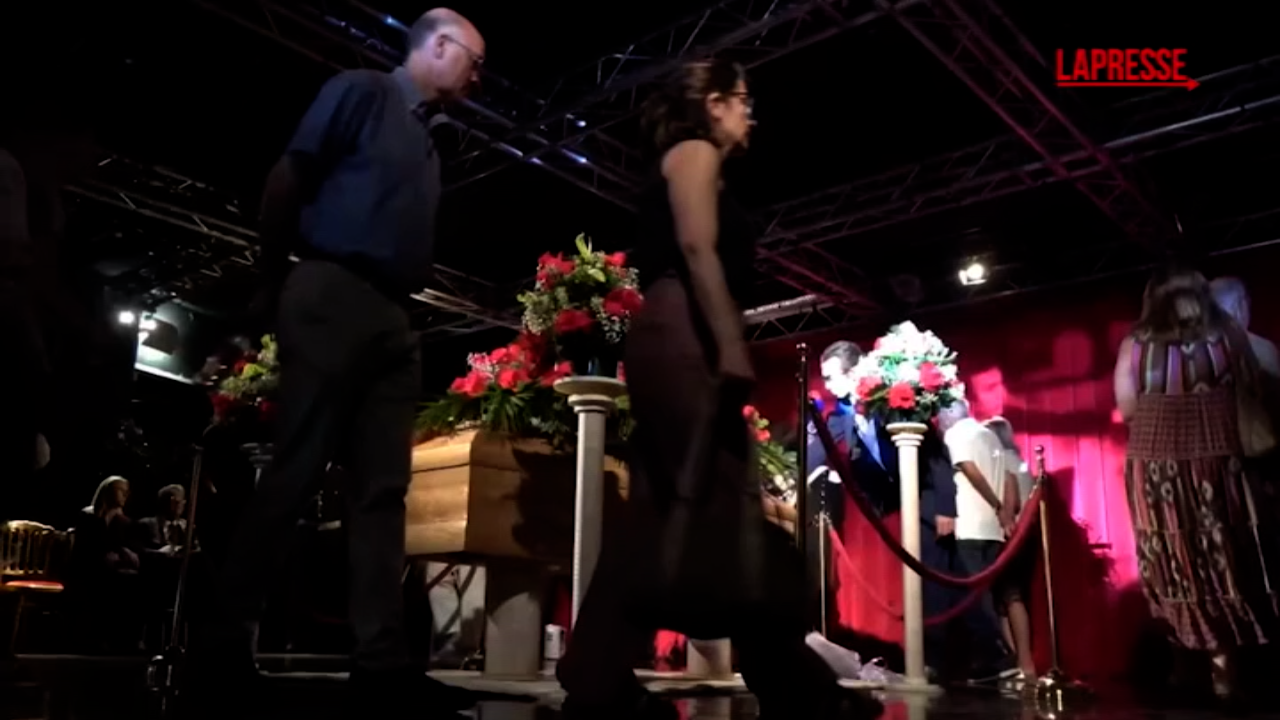 pippo baudo dentro la camera ardente al teatro delle vittorie tra video e foto storici