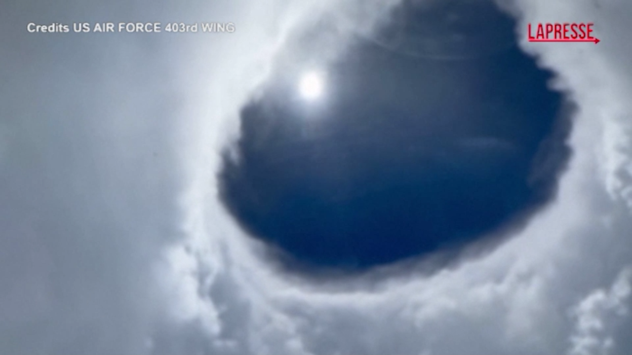 Uragano Erin in Usa, l’occhio della tempesta visto dall’aereo