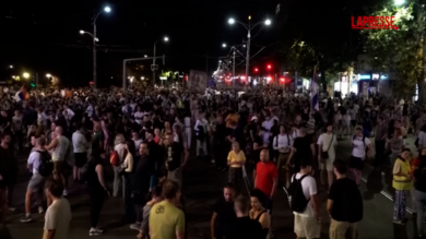 Serbia, nuovi scontri tra polizia e manifestanti: le immagini dal centro di Belgrado