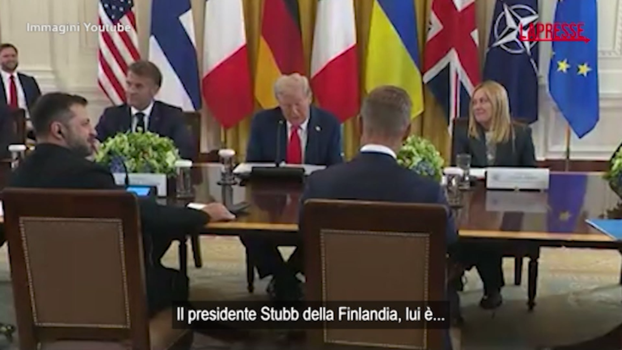 Gaffe di Trump al vertice con i leader europei: "Dov