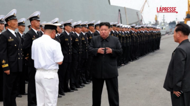 Nord Corea, Kim visita un cacciatorpediniere della marina