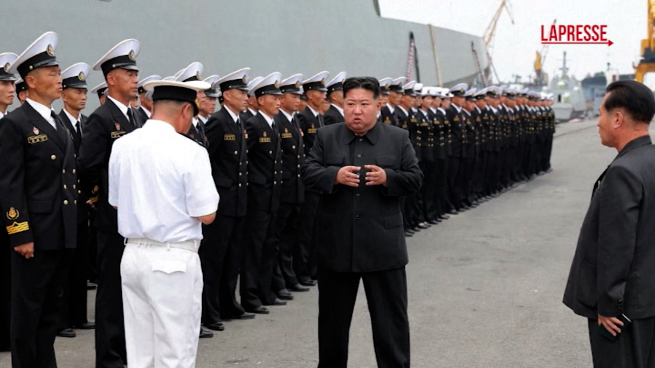 Nord Corea, Kim visita un cacciatorpediniere della marina