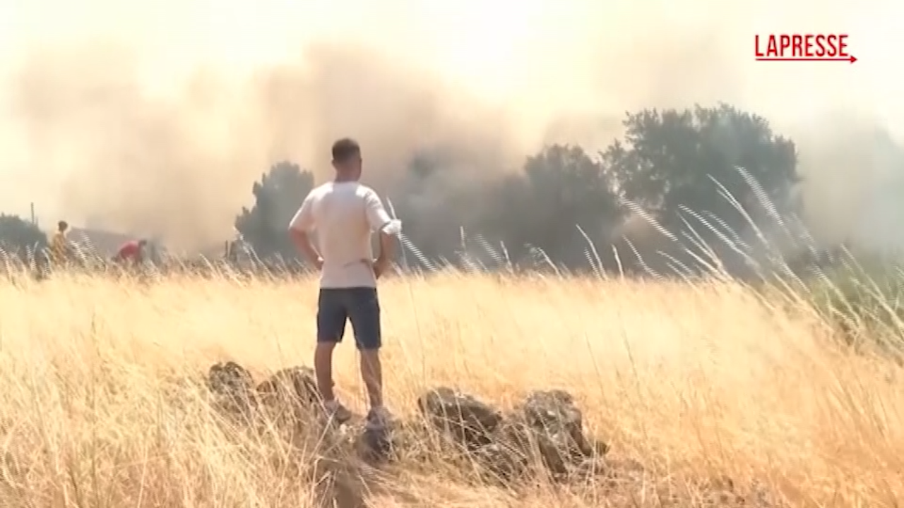 incendi in spagna anche i civili al lavoro contro le fiamme