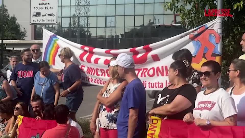 Milano, sciopero dei lavoratori Siae Microelettronica e SM Optics