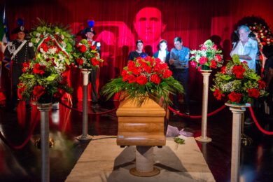 Pippo Baudo, prosegue l’omaggio alla camera ardente. Amadeus: “Manca a tutti”